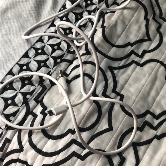 Headset stand and phone charging station - Picture 4 of 4